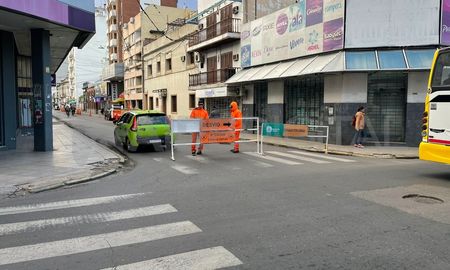 Los trabajos de bacheo se realizan sobre calle Eva Perón entre San Jerónimo y San Luis. Los trabajos de bacheo se realizan sobre calle Eva Perón entre San Jerónimo y San Luis.