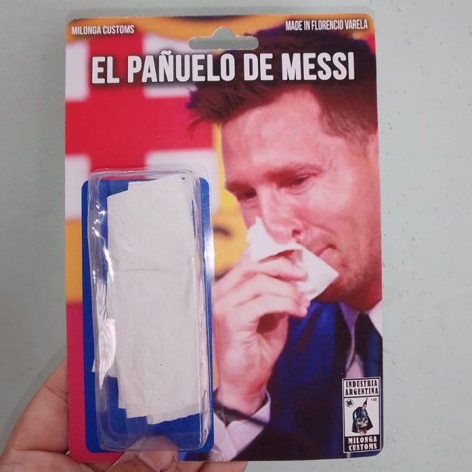 Réplicas del pañuelo que usó Messi para secarse las lágrimas.