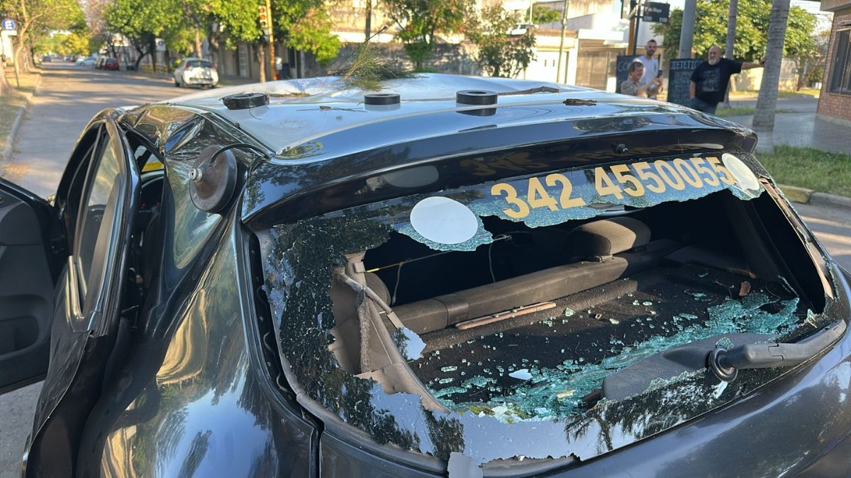 El vidrio trasero del taxi quedó destrozado. El vidrio trasero del taxi quedó destrozado.