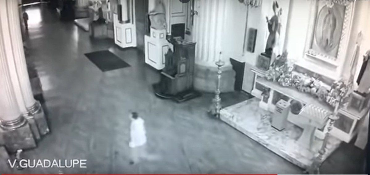 Video: apedreó una imagen de la Virgen de Guadalupe porque no le cumplió con el milagro