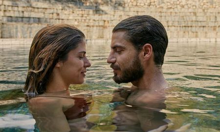 La historia mezcla paisajes de Cusco, identidad cultural y un romance entre opuestos protagonizado por Stephanie Cayo y Maxi Iglesias. La historia mezcla paisajes de Cusco, identidad cultural y un romance entre opuestos protagonizado por Stephanie Cayo y Maxi Iglesias.