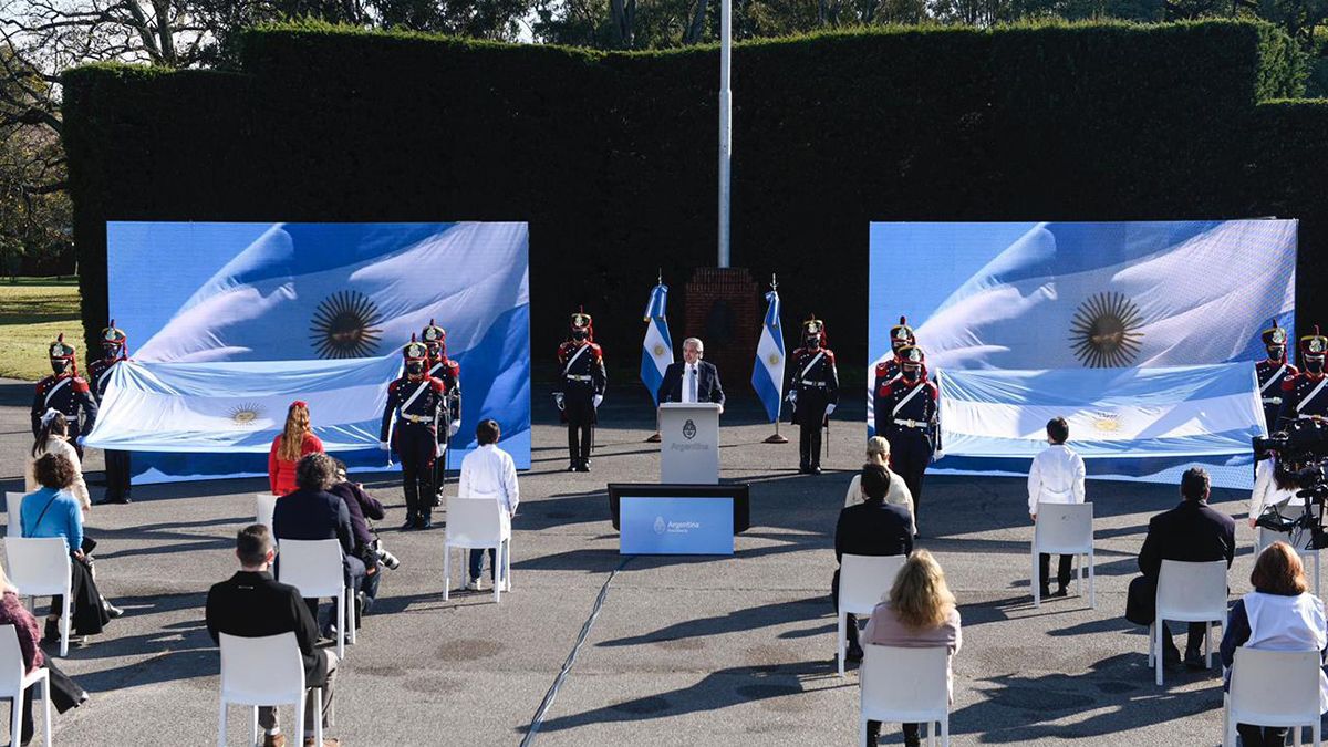 Alberto Fernández en el acto por el Día de la Bandera este domingo.