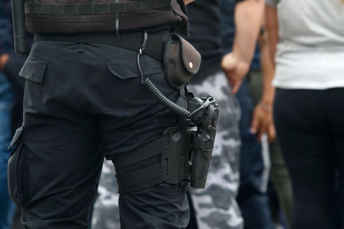 Otra polémica sobre la Policía Municipal se da en torno a si deben contar con un arma reglamentaria al igual que las fuerzas de seguridad provinciales y nacionales. Otra polémica sobre la Policía Municipal se da en torno a si deben contar con un arma reglamentaria al igual que las fuerzas de seguridad provinciales y nacionales.