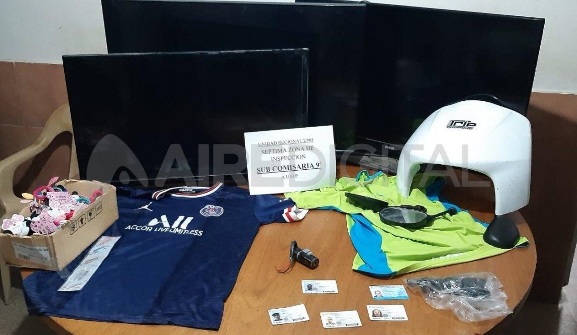 En los allanamientos se secuestró documentación de las víctimas, partes de motos y prendas de vestir que habrían sido utilizadas por los delincuentes en los hechos que se investigan.