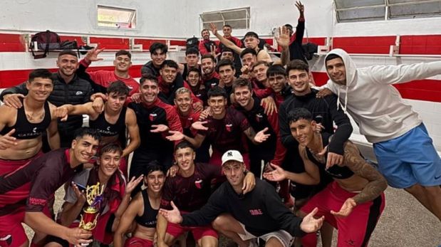El festejo de Colón en el vestuario de Unión, tras la victoria por 3 a 1 en la primera de Liga Santafesina.