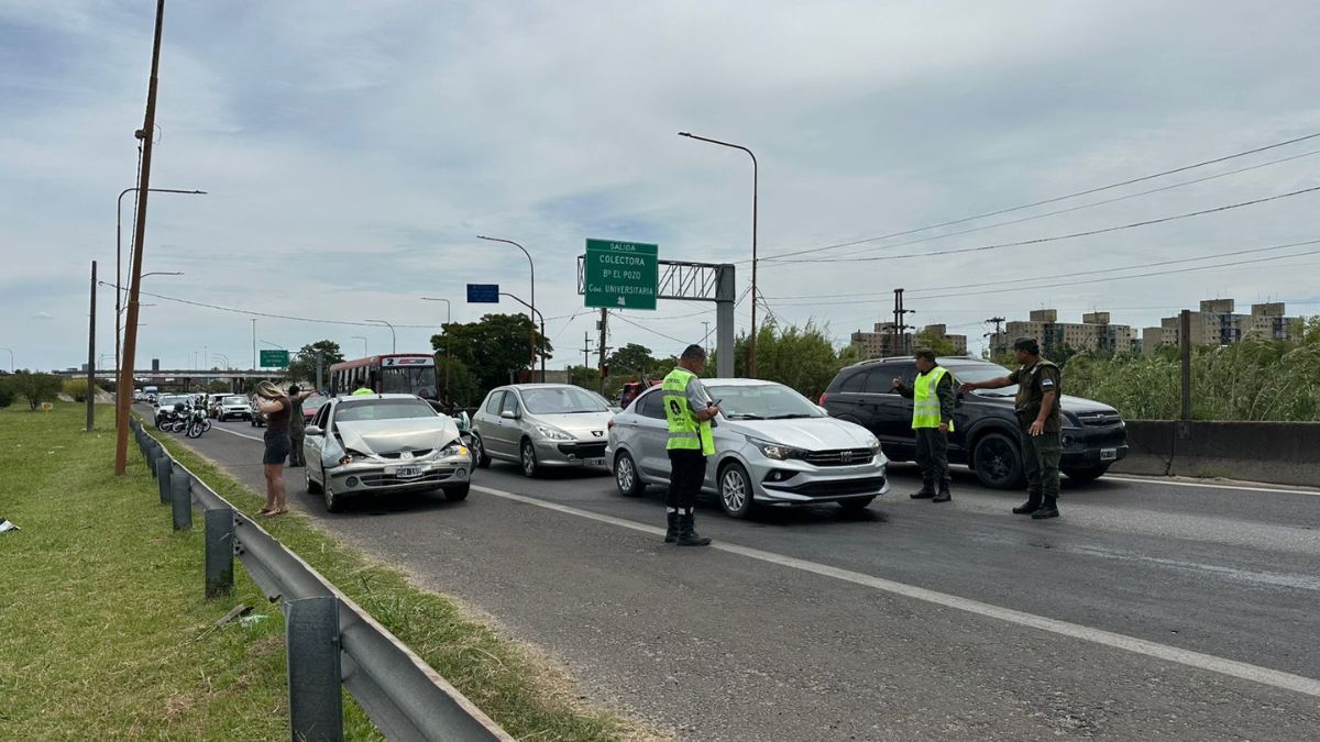 Múltiple choque en la ruta 168: cinco autos involucrados y una personas trasladada.