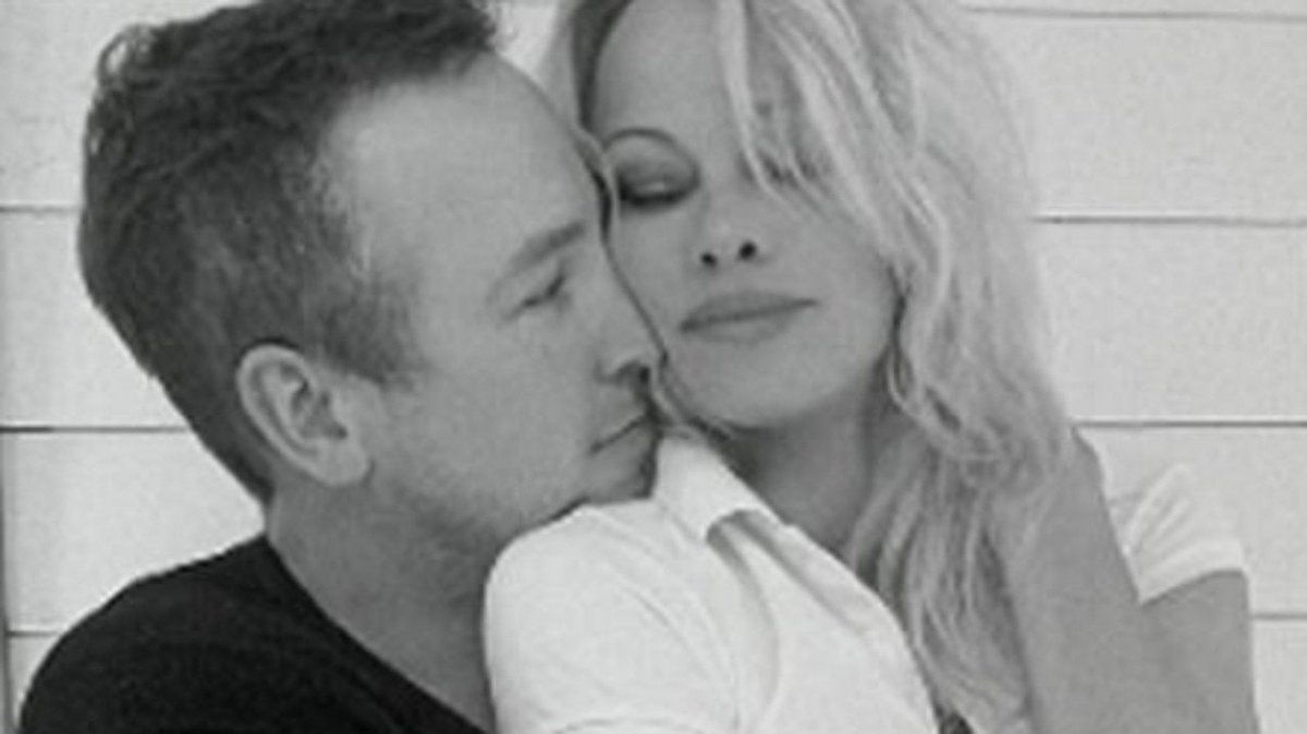 Pamela Anderson se divorció de su quinto marido a un año de haberse casado.