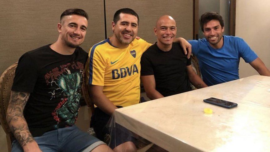 Riquelme y Clemente Rodríguez, despidiendo el año juntos