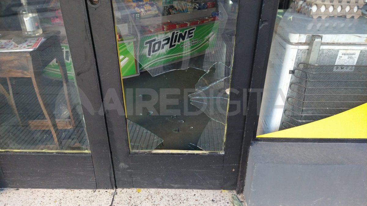 Uno de los vidrios de la puerta principal fue destruido por el ladrón; en el negocio ubicado en 25 de mayo y Obispo Gelabert.