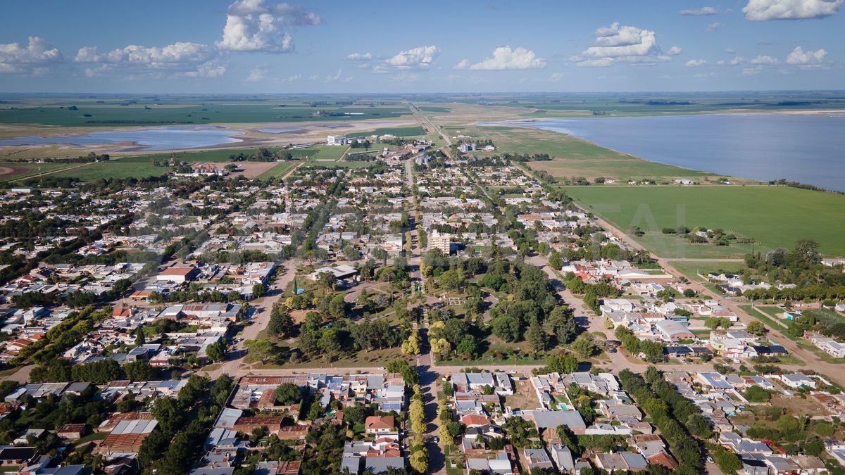 En el centro del pueblo de Teodelina, su única plaza está conformada por cuatro cuadras, su estructura cuenta con caminos internos, pérgolas y rotondas.