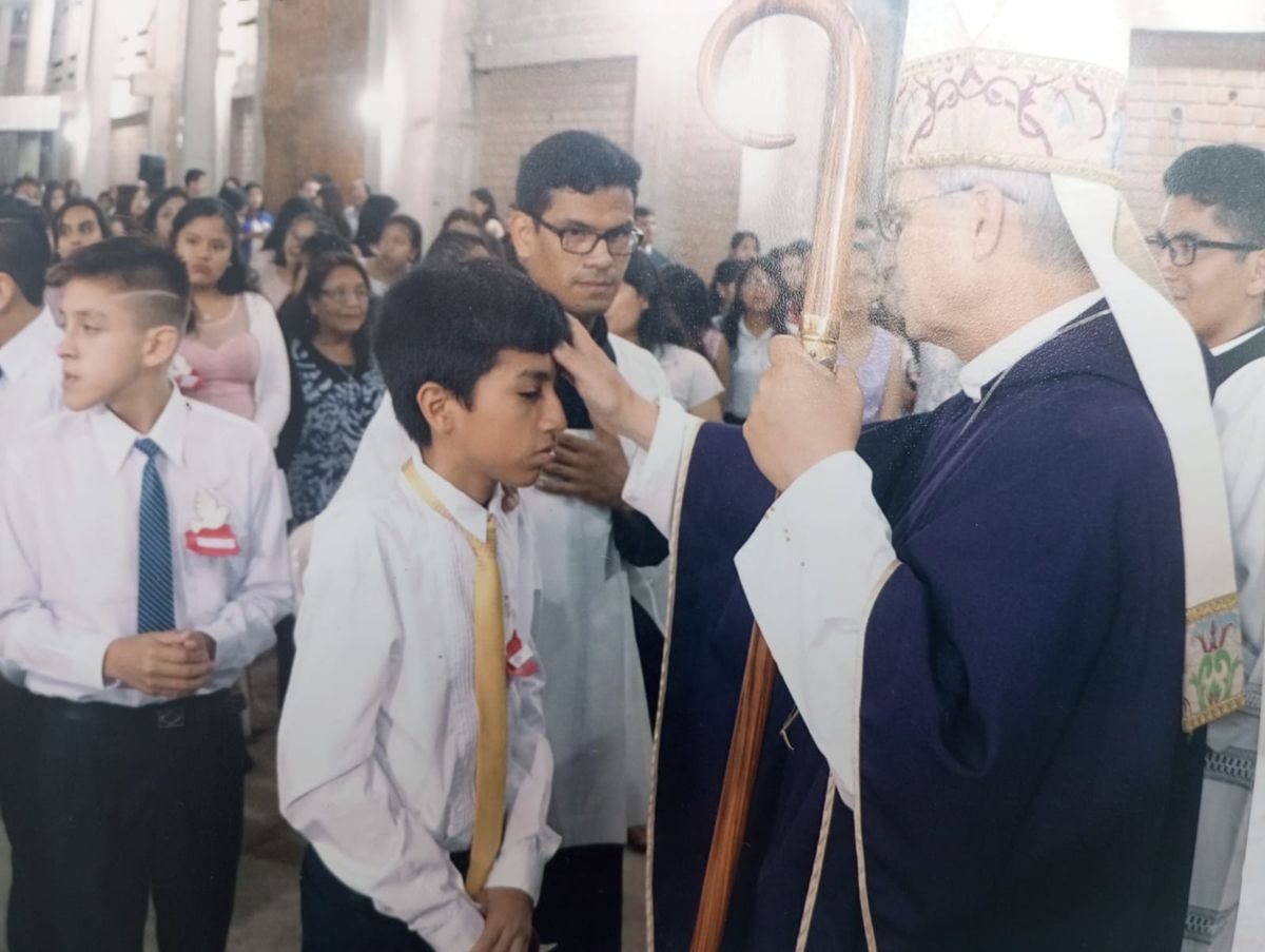 La foto que compartió Yoyse Rojas, de su hijo, con un joven Rober Prevost, dándole la comunión. La foto que compartió Yoyse Rojas, de su hijo, con un joven Rober Prevost, dándole la comunión.