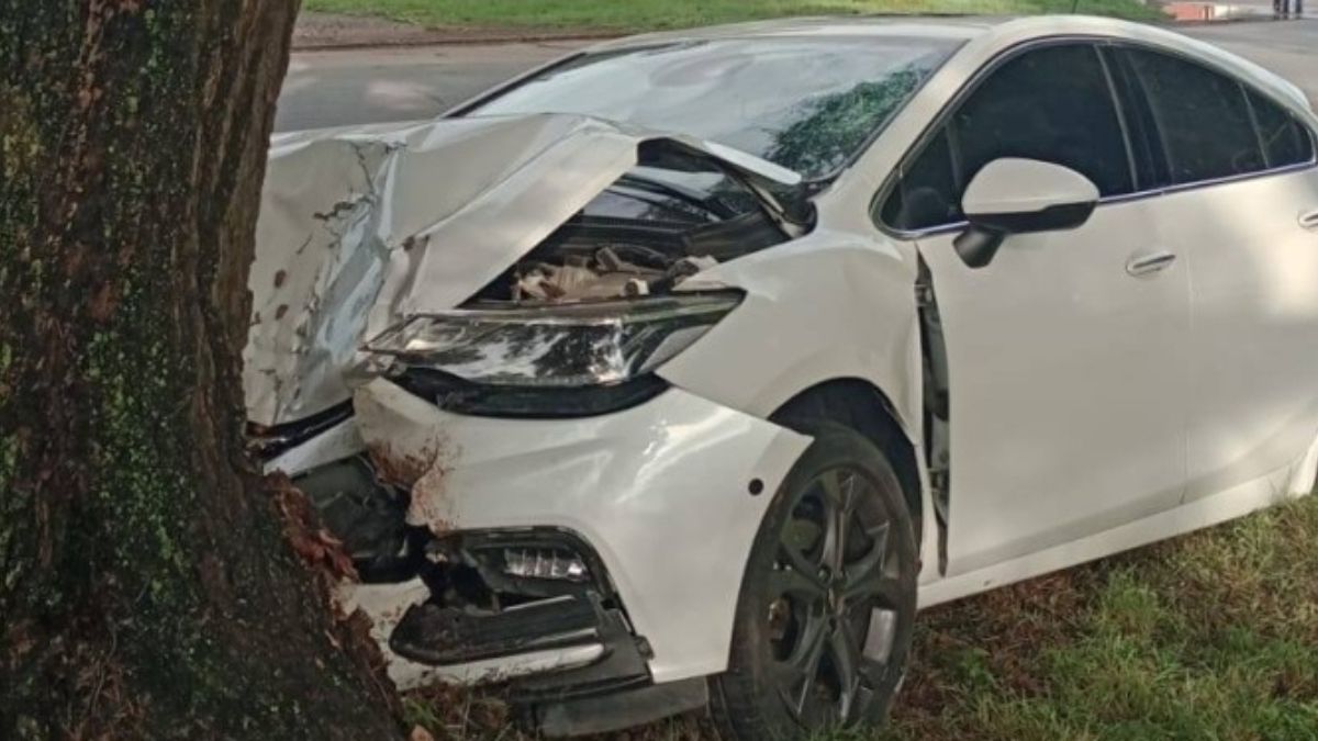Un auto en el que viajaban dos personas perdió el control y chocó contra un árbol en Ruta 11. Una mujer resultó herida.