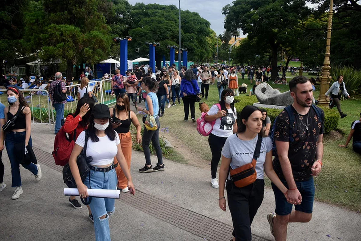 Desde temprano, cientos de personas se fueron acercando a la Facultad de Derecho (Fotos/Nicolás Stulberg).