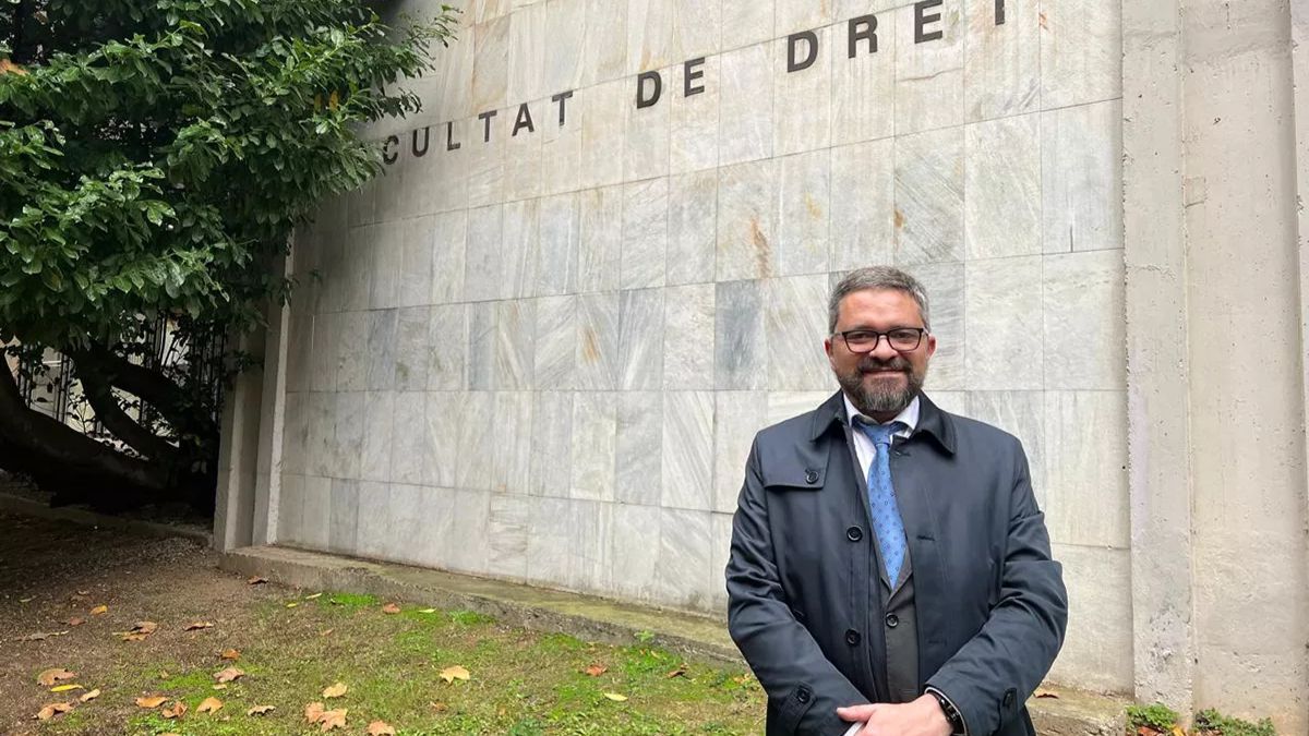 El Fiscal General Adjunto de la Procuración General de la Nación Argentina, Gabriel González Da Silva, dialogó con AIRE sobre el uso de armas en Argentina. El Fiscal General Adjunto de la Procuración General de la Nación Argentina, Gabriel González Da Silva, dialogó con AIRE sobre el uso de armas en Argentina.