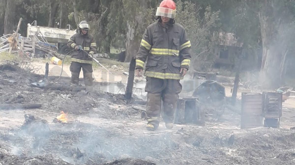 Los Bomberos Zapadores trabajaron para sofocar el incendio que dejó los ranchos totalmente consumidos.