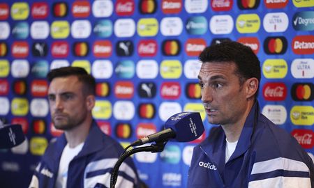Lionel Scaloni junto a Nicolás Tagliafico en conferencia de prensa. Lionel Scaloni junto a Nicolás Tagliafico en conferencia de prensa.