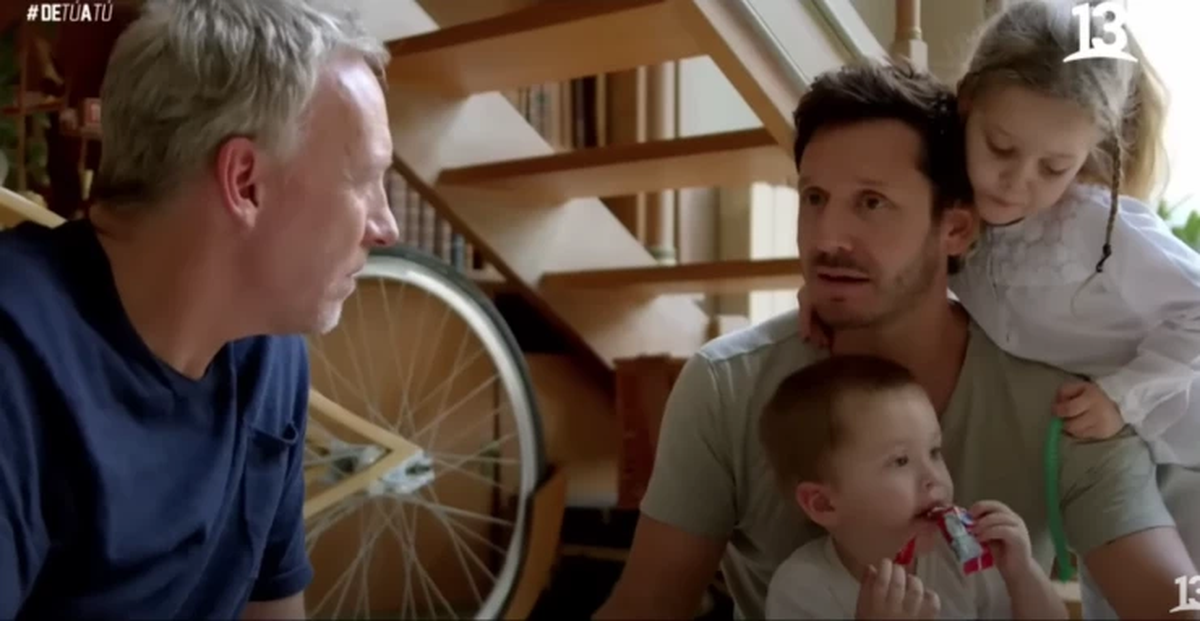 Benjamín Vicuña con sus hijos Magnolia y Amancio en charla con la teve chilena. Benjamín Vicuña con sus hijos Magnolia y Amancio en charla con la teve chilena.