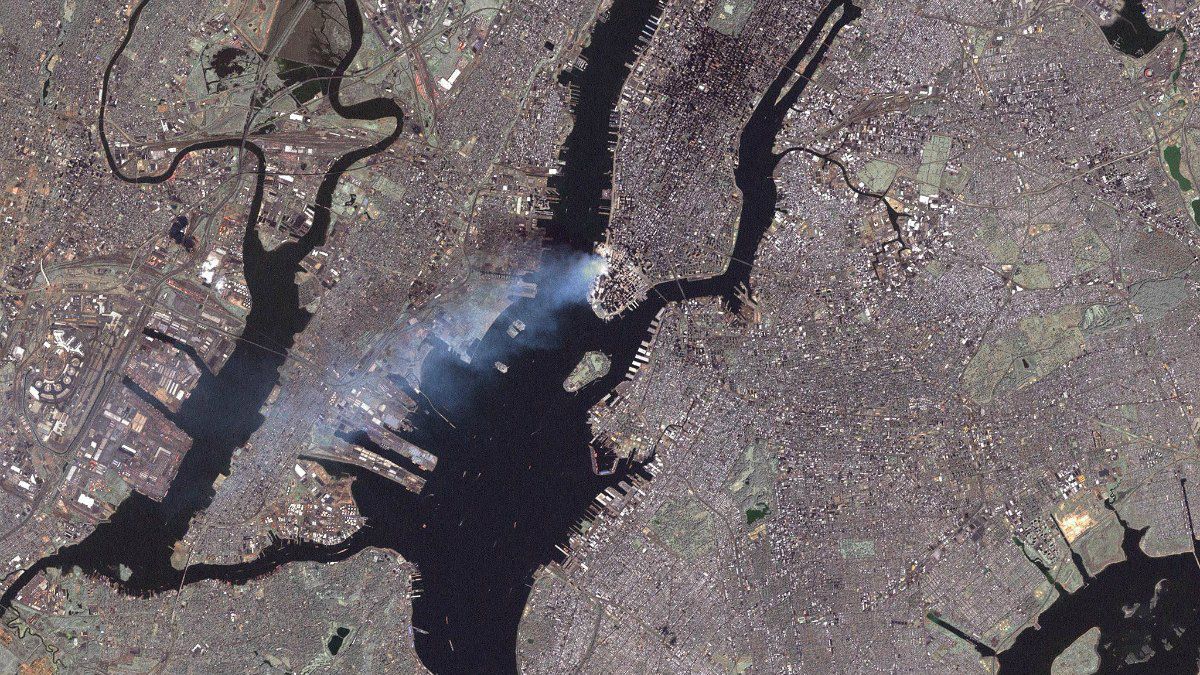 El astronauta Frank Culbertson capturó desde el espacio, mientras estaba en la Estación Espacial Internacional (EEI) el momento en el que los aviones impactaban contra las Torres Gemelas.