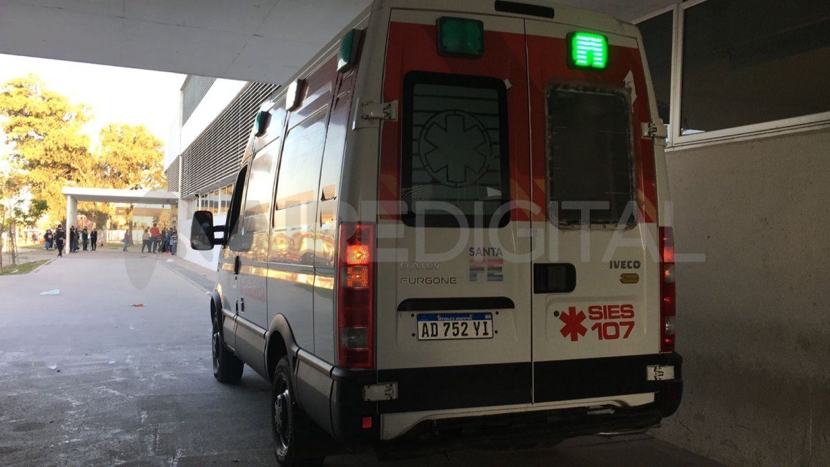 El hecho se produjo a raíz de un descuido del funcionario del Servicio Penitenciario quien se encontraba custodiando a una persona internada en calidad de detenida. Un paciente tomó el arma reglamentaria y se disparó en la cabeza.