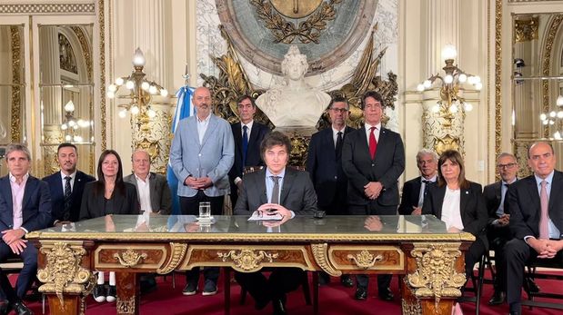 Aire de Santa Fe | Javier Milei gabinete cadena nacional.jpg
