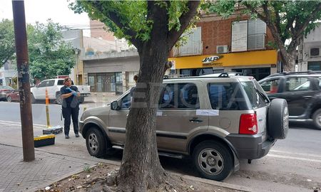 La camioneta fue hallada horas después del robo y peritada por agentes de la PDI. La camioneta fue hallada horas después del robo y peritada por agentes de la PDI.