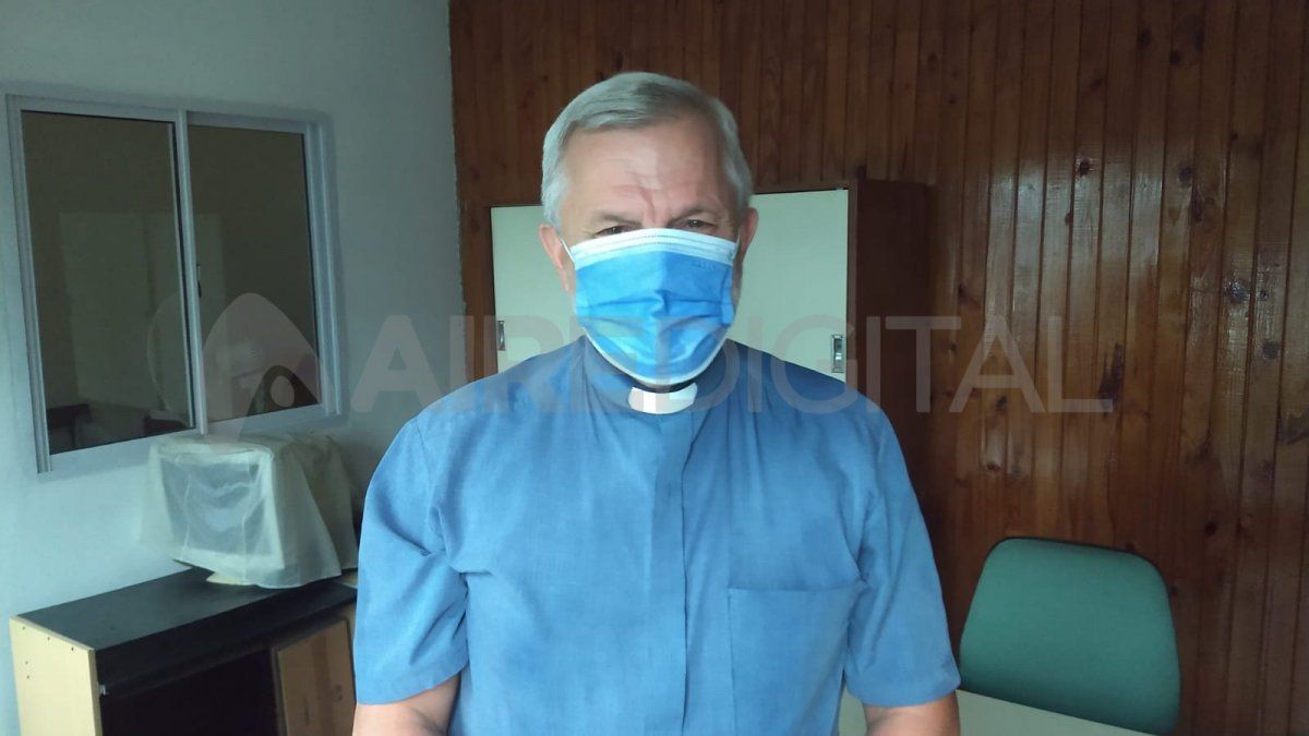 El padre Axel Arguinchona es el capellán de la escuela San Luis Gonzaga.