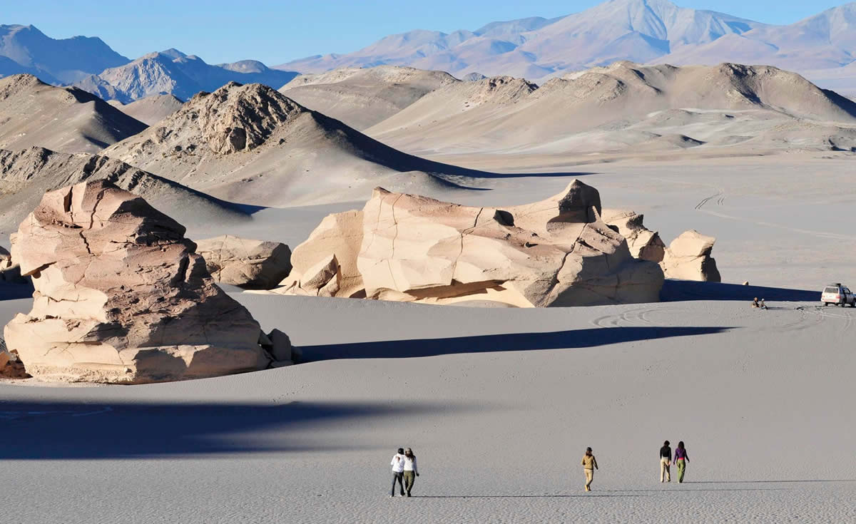 El Campo de Piedra Pómez es considerado un área natural y se encuentra prohibido el uso de vehículos allí.