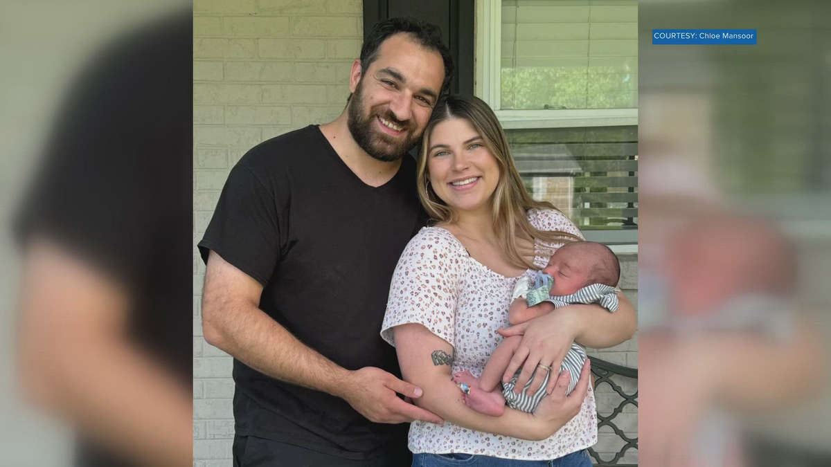 Los padres de Ezra, Mark y Chloe Mansoor. Los padres de Ezra, Mark y Chloe Mansoor.