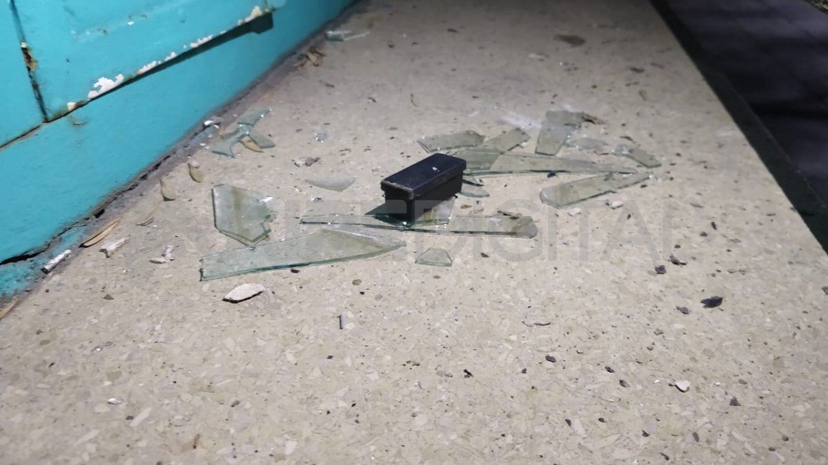 Una de las ventanas del bar Nesta que los ladrones rompieron para entrar a robar