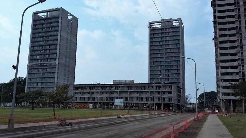 Le robó el arma a una policía y se escondió en la obra donde trabaja