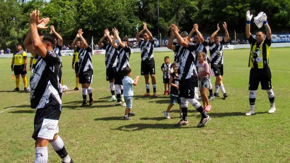 Deportivo Santa Rosa venció a Atenas y está en semifinales. Foto: Lucas Martínez.