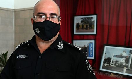 Este domingo, el jefe de la Unidad Regional II de Policía –Rosario-, Adrián Forni falleció a los 52 años, tras permanecer internado por coronavirus. Este domingo, el jefe de la Unidad Regional II de Policía –Rosario-, Adrián Forni falleció a los 52 años, tras permanecer internado por coronavirus.