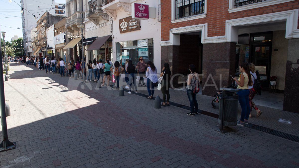 La fila para obtener empleo en la cafetería que abre es de una cuadra y media.