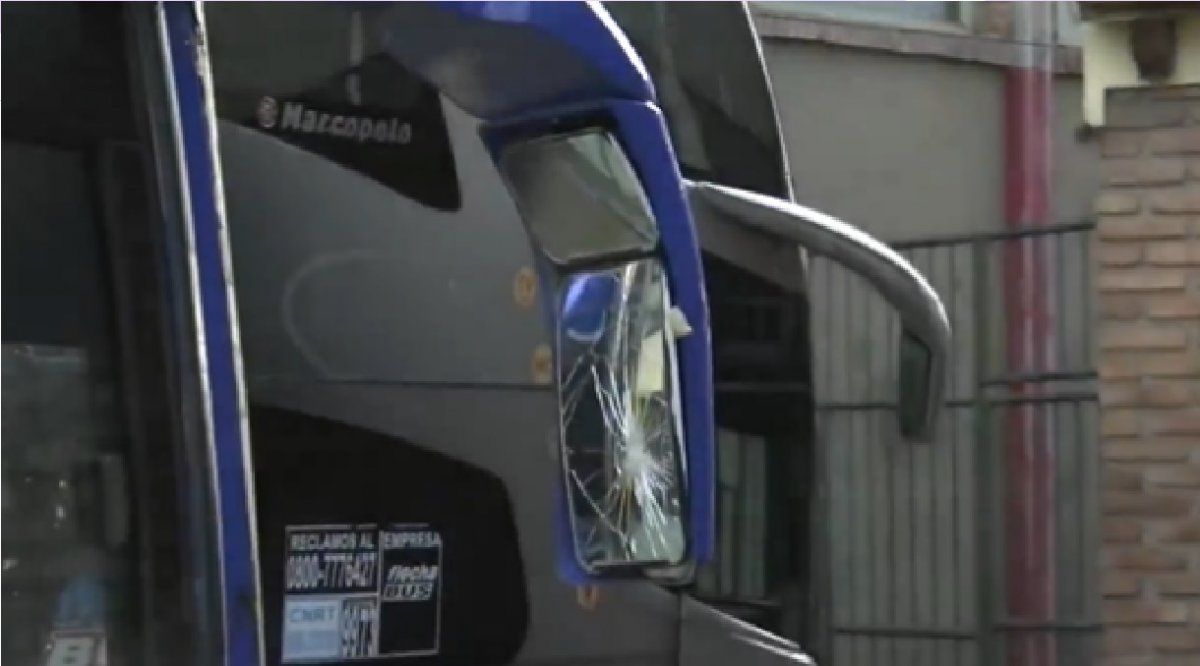 Así quedó el colectivo de Unión después del enfrentamiento entre los hinchas y la policía&nbsp;