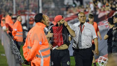 Arde Newell's: la dura sanción para los hinchas que invadieron el campo de juego e insultaron a los jugadores