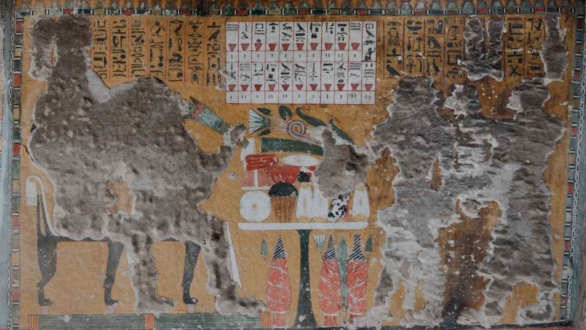 Uno de los murales de la tumba de Qen Amón, con las figuras eliminadas. Uno de los murales de la tumba de Qen Amón, con las figuras eliminadas.