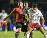 No tenía lugar en el Colón de Gorosito, se fue a otro club y ahora está por salir campeón de la Copa de la Liga. No tenía lugar en el Colón de Gorosito, se fue a otro club y ahora está por salir campeón de la Copa de la Liga.