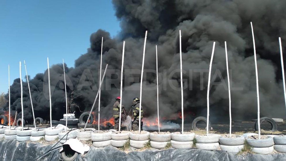 Bomberos trabajaron mediante el empleo de una línea devanadera de alta presión y elementos de zapa.