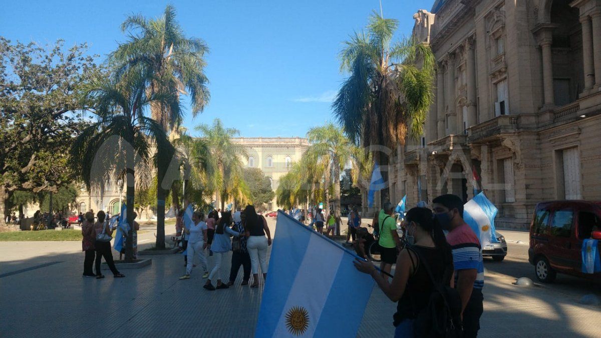 En Santa Fe, la marcha se organizó en frente a la casa de gobierno con banderas argentinas.