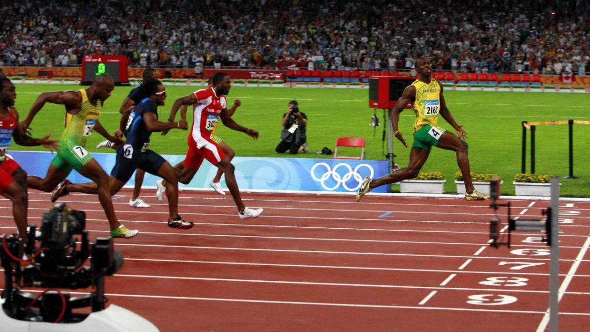 El 16 de agosto de 2008, Bolt se llevó el oro en los 100 metros en los Juegos Olímpicos de Beijing, con un tiempazo de 9”69/100, batiendo su propio récord mundial (que había establecido el 31 de mayo del mismo año, con 9”72/100), festejando antes de cruzar la meta (por lo que desaceleró su carrera), y hasta con la zapatilla derecha desatada.