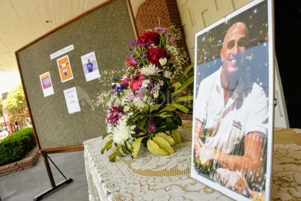 Con fotos y flores recordaron a Juan Carlos Chiocca.