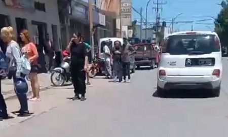 Los vecinos de la zona socorrieron a la joven y después llegó a la policía que informó lo ocurrido a la Justicia. Los vecinos de la zona socorrieron a la joven y después llegó a la policía que informó lo ocurrido a la Justicia.