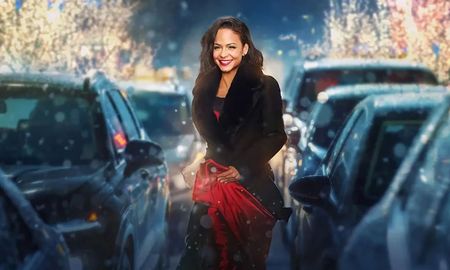 Netflix estrenó una nueva comedia romántica que nos comienza a introducir la Navidad. Netflix estrenó una nueva comedia romántica que nos comienza a introducir la Navidad.