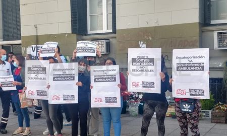 Los trabajadores del 107 se movilizaron este jueves desde el ministerio de Salud hasta la Casa de Gobierno. Los trabajadores del 107 se movilizaron este jueves desde el ministerio de Salud hasta la Casa de Gobierno.