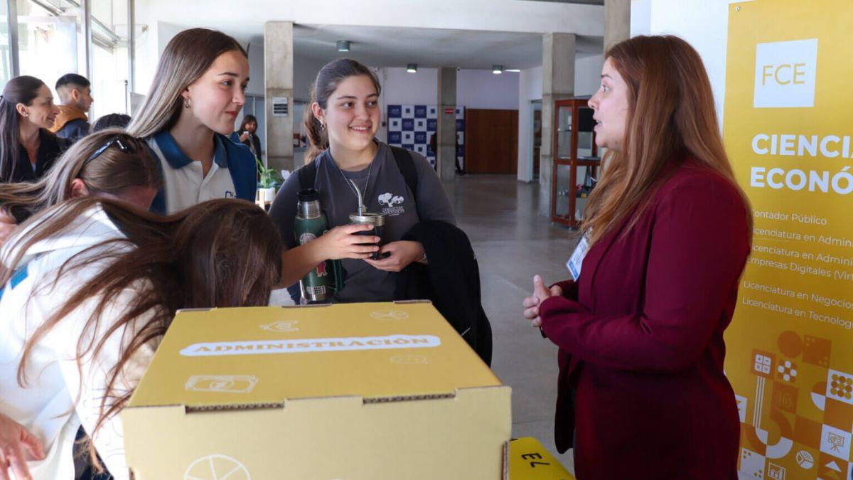 Al elegir una carrera también se elige un proyecto de vida que se va consolidando con el tiempo. Al elegir una carrera también se elige un proyecto de vida que se va consolidando con el tiempo.
