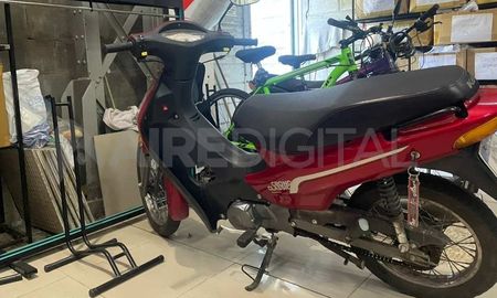 Un delincuente intentó robar una moto este sábado en la zona del Puerto de Santa Fe. Un delincuente intentó robar una moto este sábado en la zona del Puerto de Santa Fe.