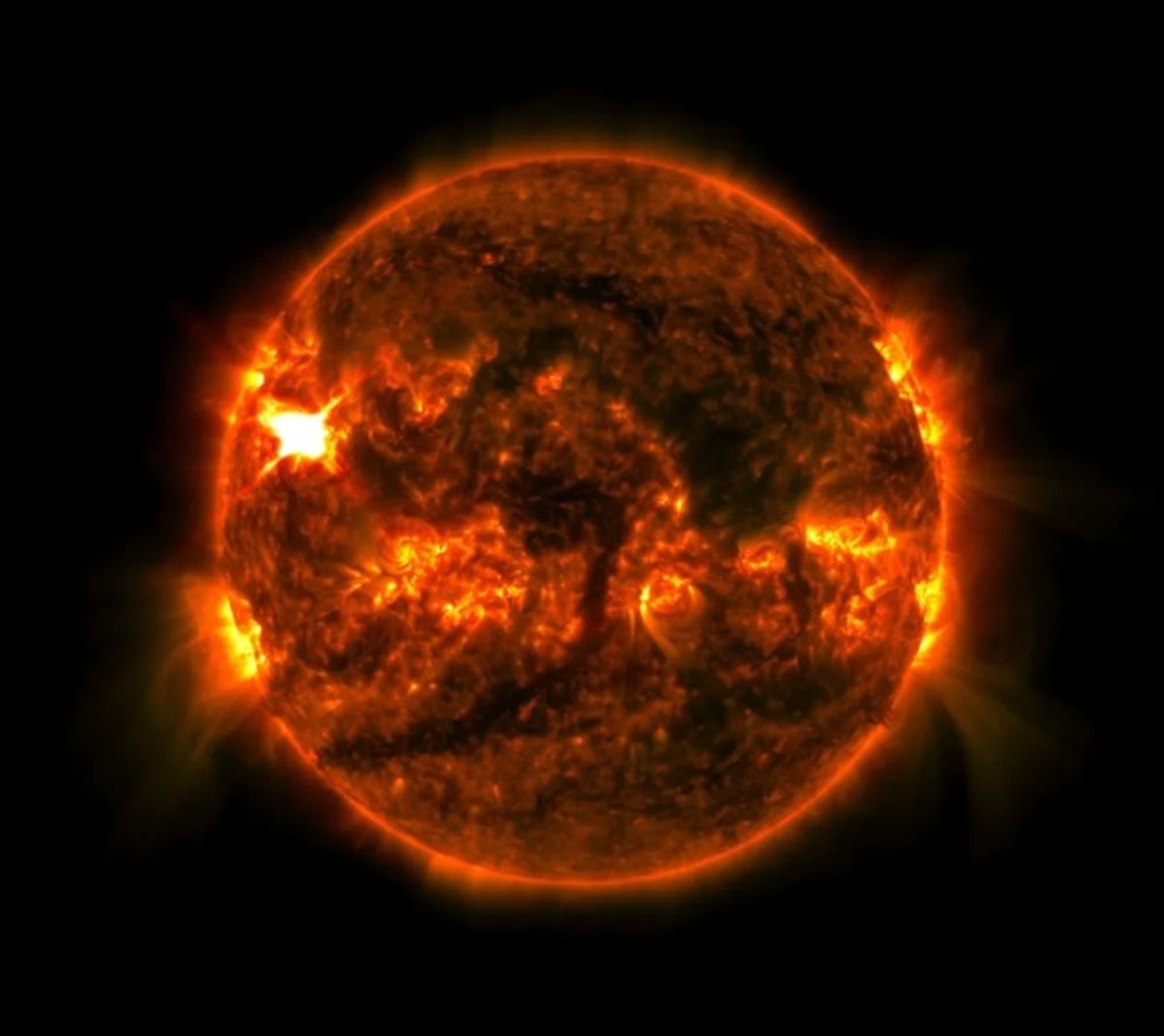 La imagen muestra un subconjunto de luz ultravioleta extrema que resalta el material extremadamente caliente de las llamaradas y que está coloreado en naranja. Crédito: NOAA La imagen muestra un subconjunto de luz ultravioleta extrema que resalta el material extremadamente caliente de las llamaradas y que está coloreado en naranja. Crédito: NOAA