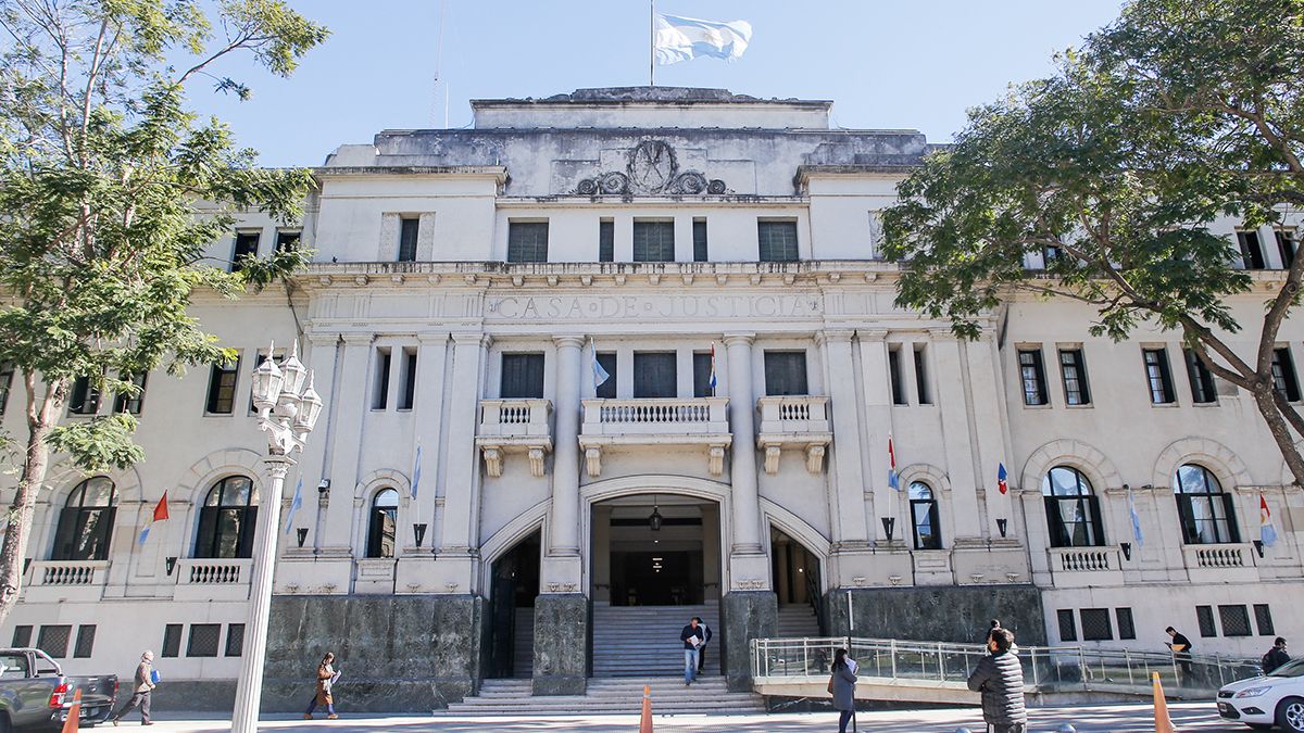 El hombre de 56 a&ntilde;os fue denunciado por por una alumna y una ex alumna