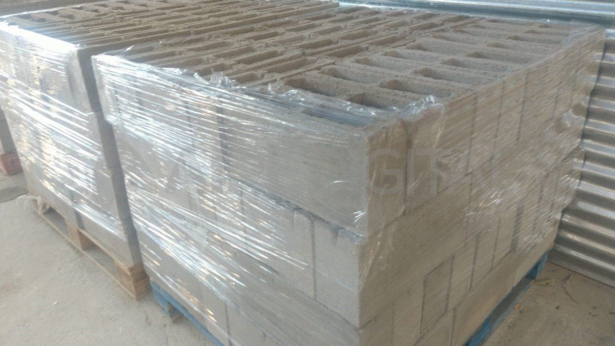 La cooperativa se ubica en calle Neuquén al 6500, en el predio se pueden observar palets que cargan grandes bloques de hormigón