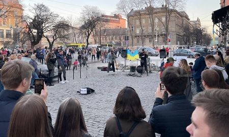 Como los teatros están cerrados y los bares no venden alcohol la calle se transformó en el lugar de reunión entre el mediodía y las 17. Como los teatros están cerrados y los bares no venden alcohol la calle se transformó en el lugar de reunión entre el mediodía y las 17.